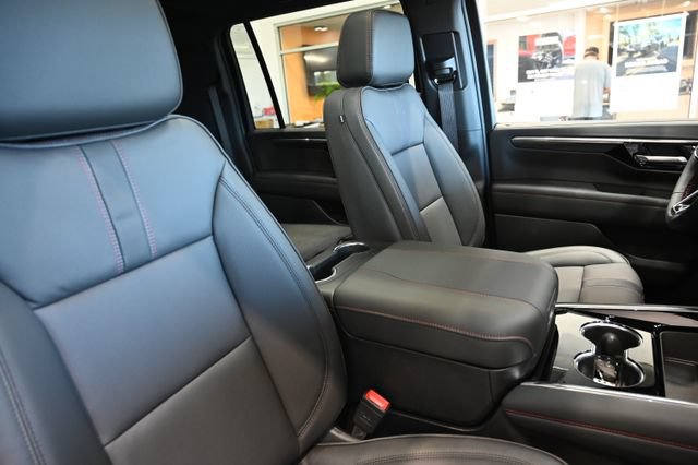 New 2026 Chevrolet Suburban RST w/ RST Capability Package AWD/4WD image 8