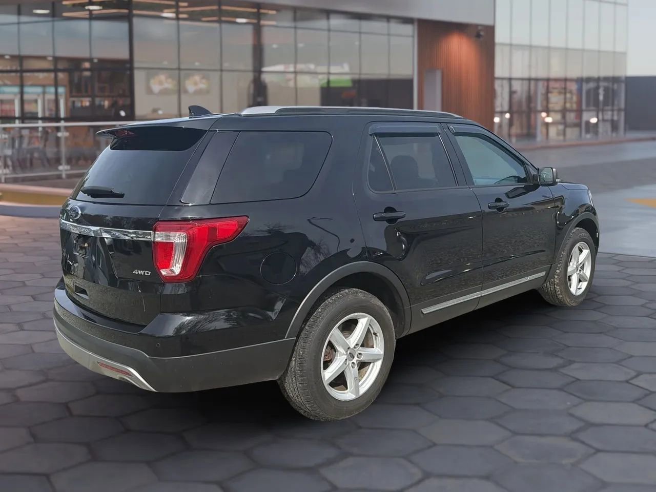 Used 2017 Ford Explorer XLT w/ Equipment Group 202A image 13