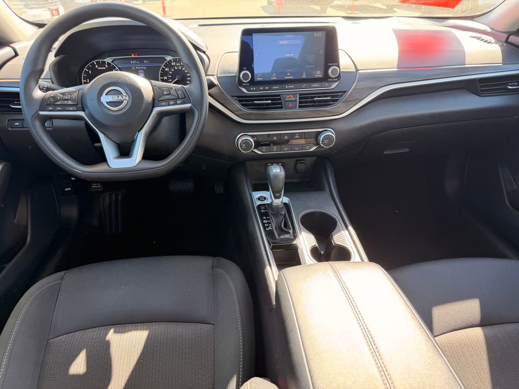 Used 2025 Nissan Altima 2.5 SV image 9