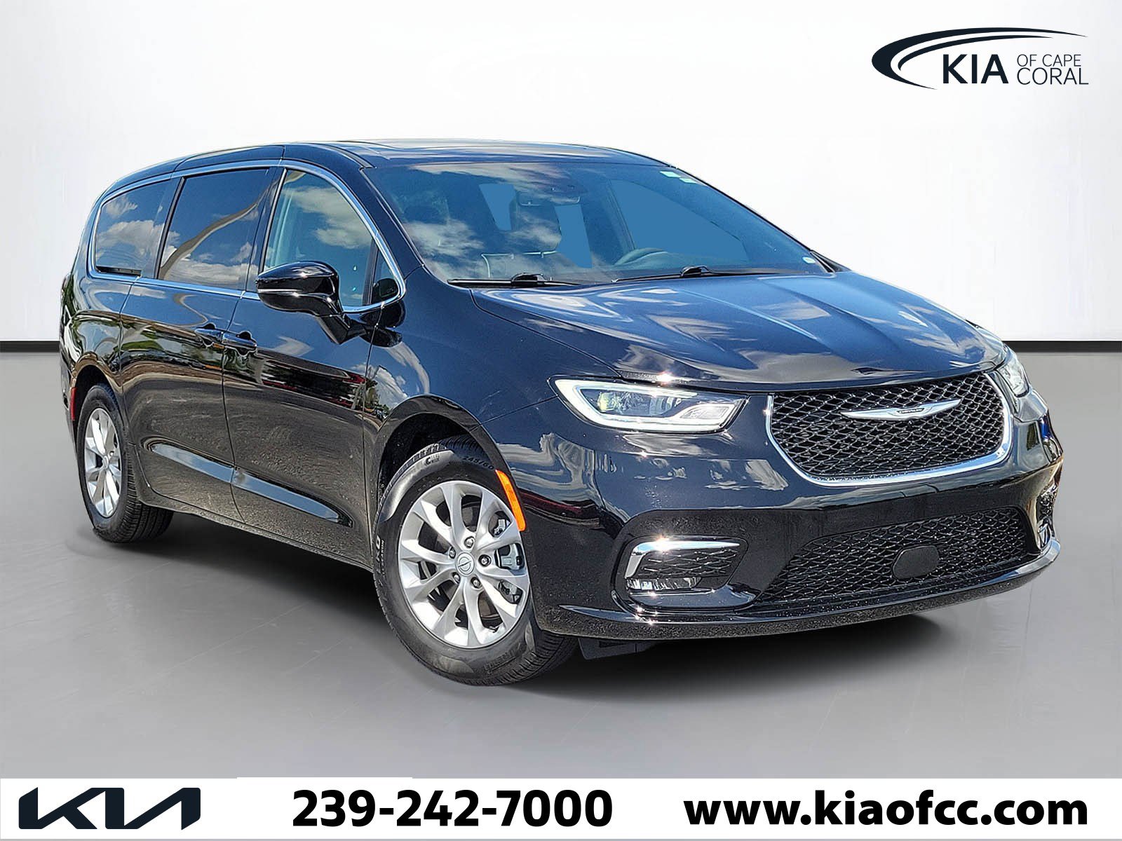 Used 2026 Chrysler Pacifica Limited image 1