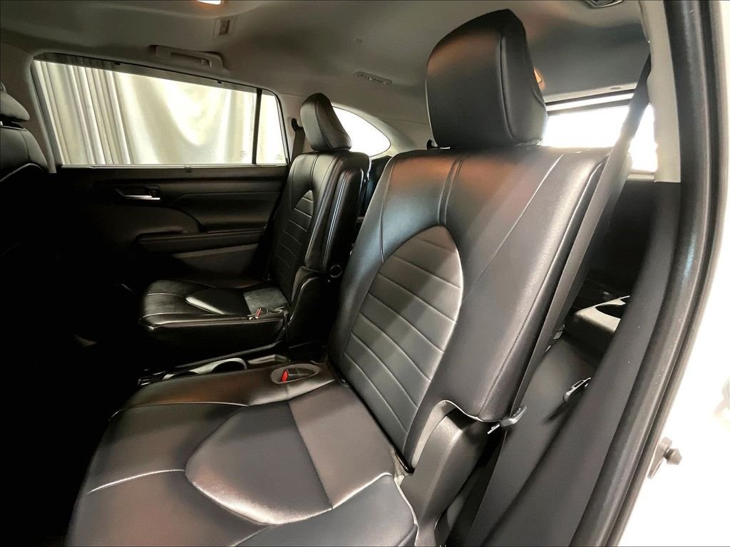 Used 2023 Toyota Highlander XLE AWD/4WD image 15