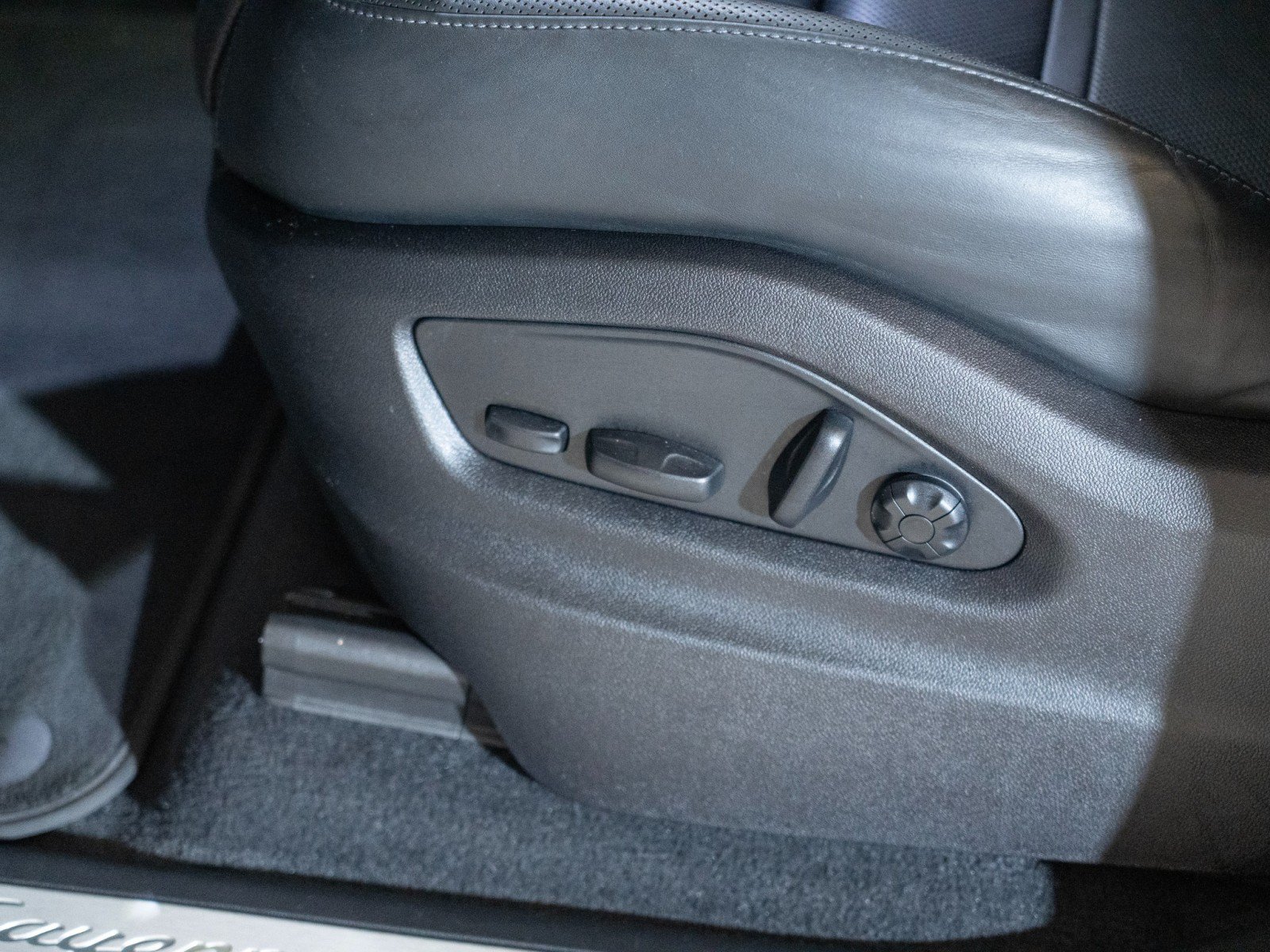Certified 2023 Porsche Cayenne AWD/4WD image 12