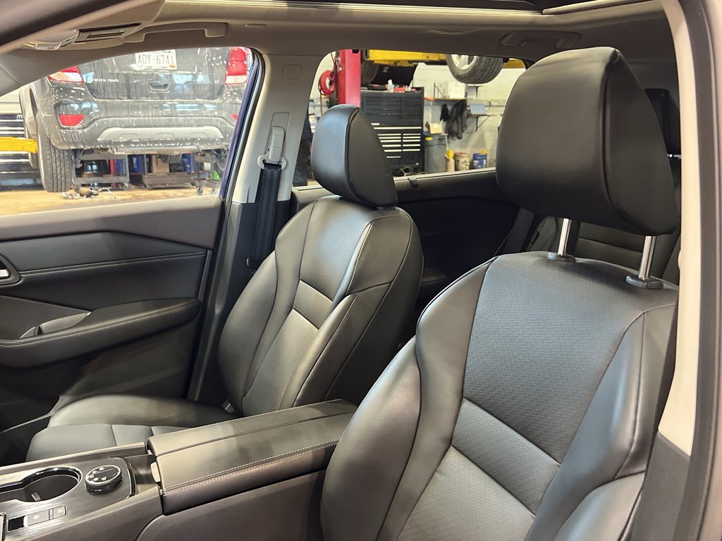 Used 2023 Nissan Rogue SV w/ SV Premium B Package image 15