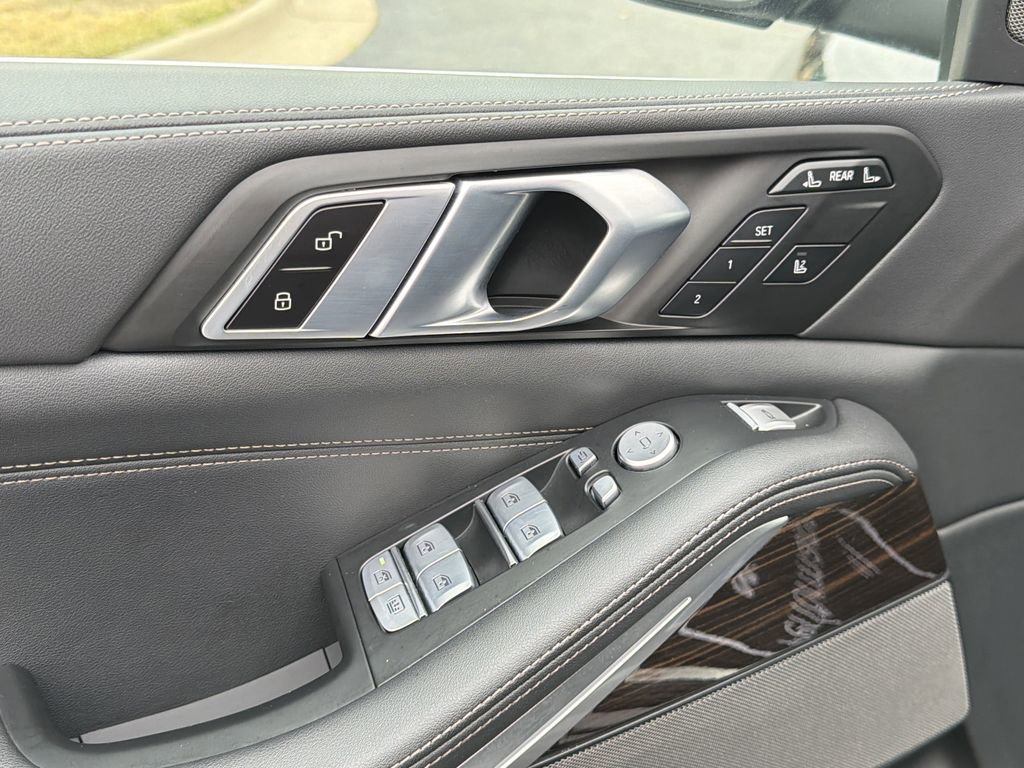 Used 2025 BMW X7 xDrive40i w/ Premium Package image 26