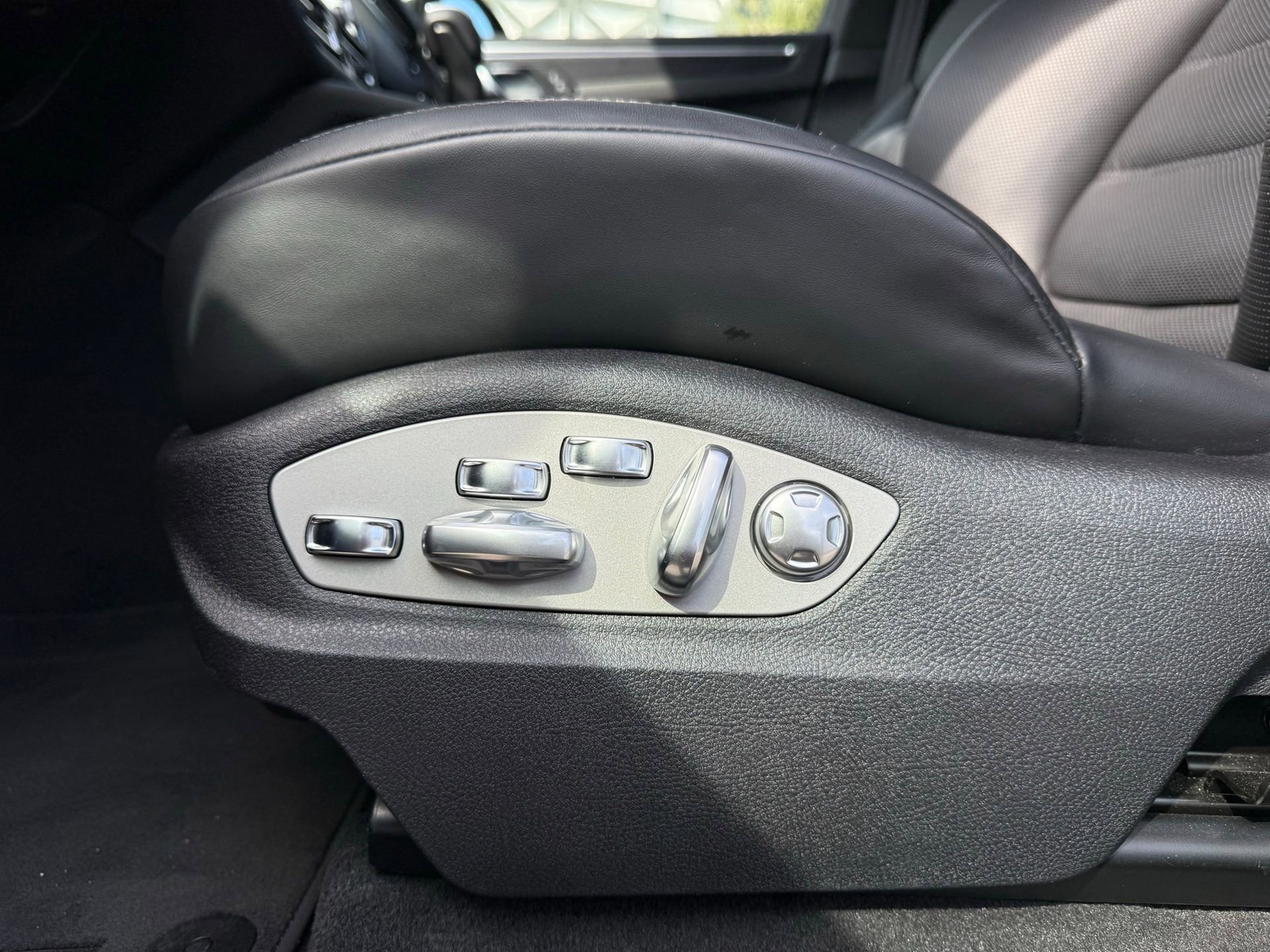 Certified 2025 Porsche Macan GTS image 28