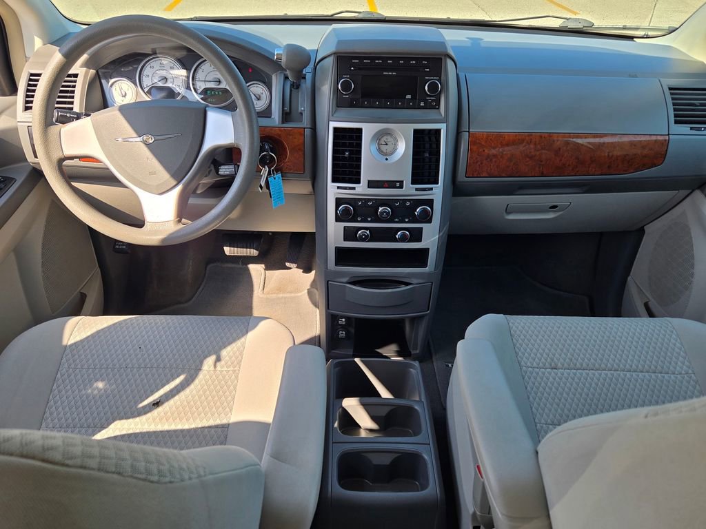 Used 2009 Chrysler Town & Country LX image 23