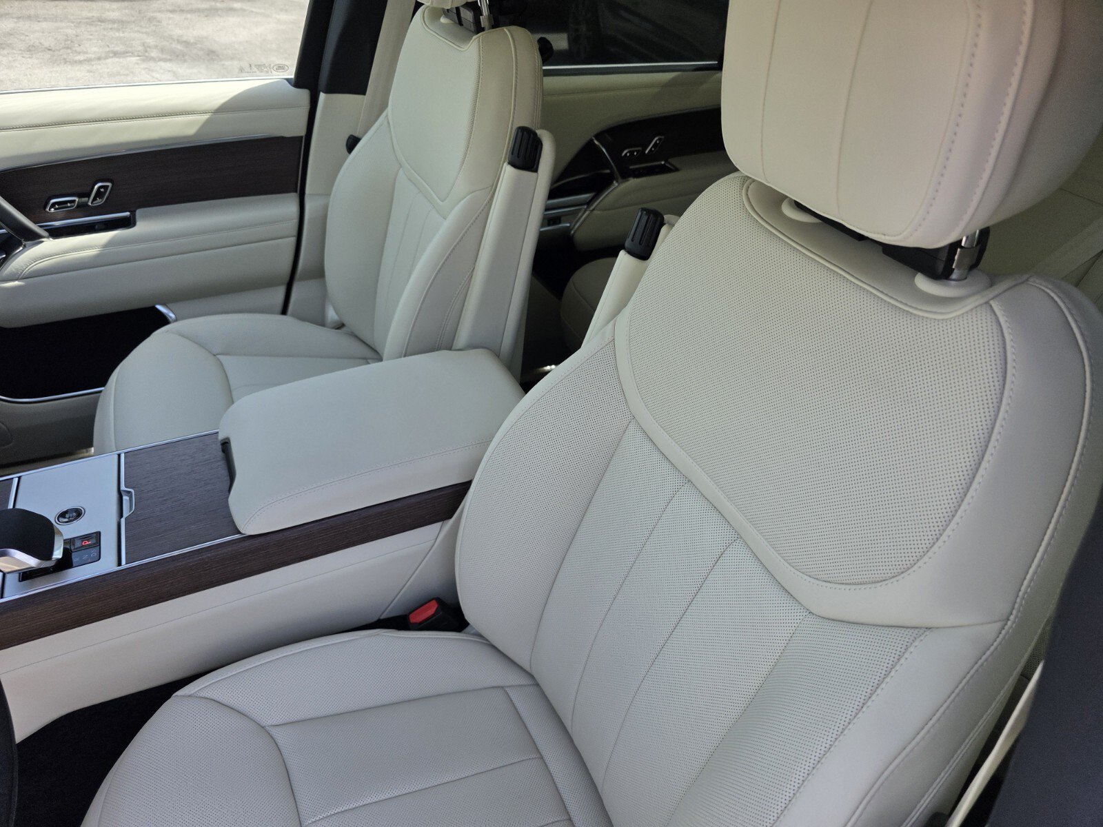 New 2026 Land Rover Range Rover Long Wheelbase SE AWD/4WD image 12