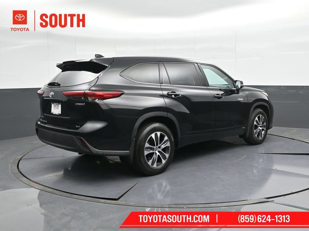 Used 2020 Toyota Highlander XLE AWD/4WD image 2