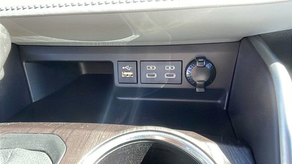 Used 2024 Toyota Highlander Limited image 18