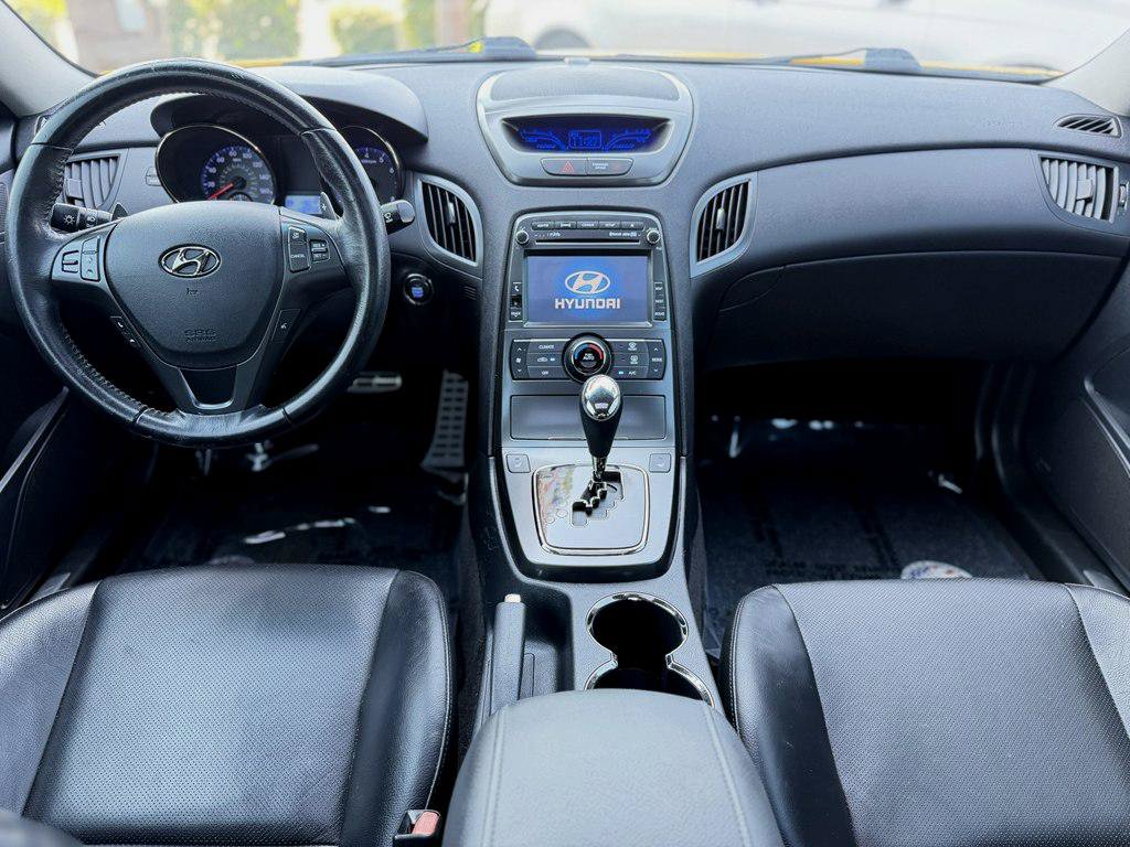 Used 2011 Hyundai Genesis 3.8 RWD image 11
