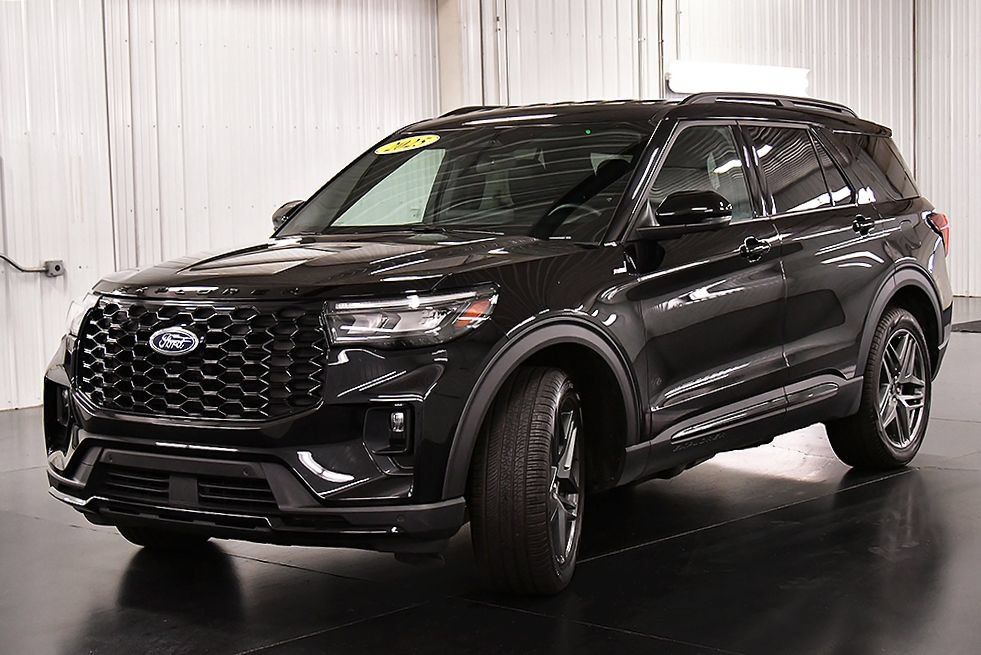 Used 2025 Ford Explorer ST-Line w/ ST-Line Street Pack AWD/4WD image 3