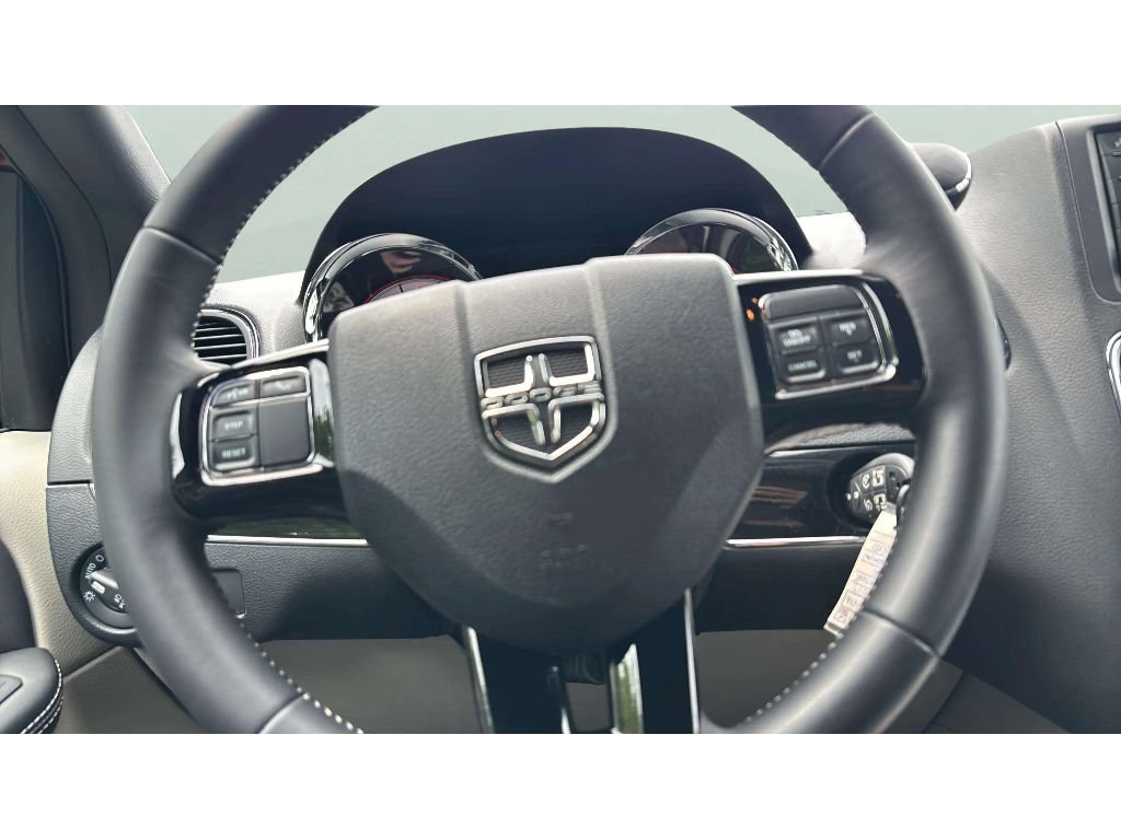 Used 2017 Dodge Grand Caravan SXT FWD image 17