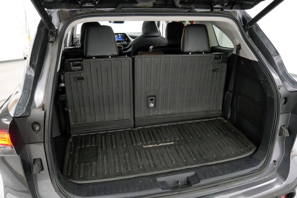Used 2021 Toyota Highlander XLE AWD/4WD image 37