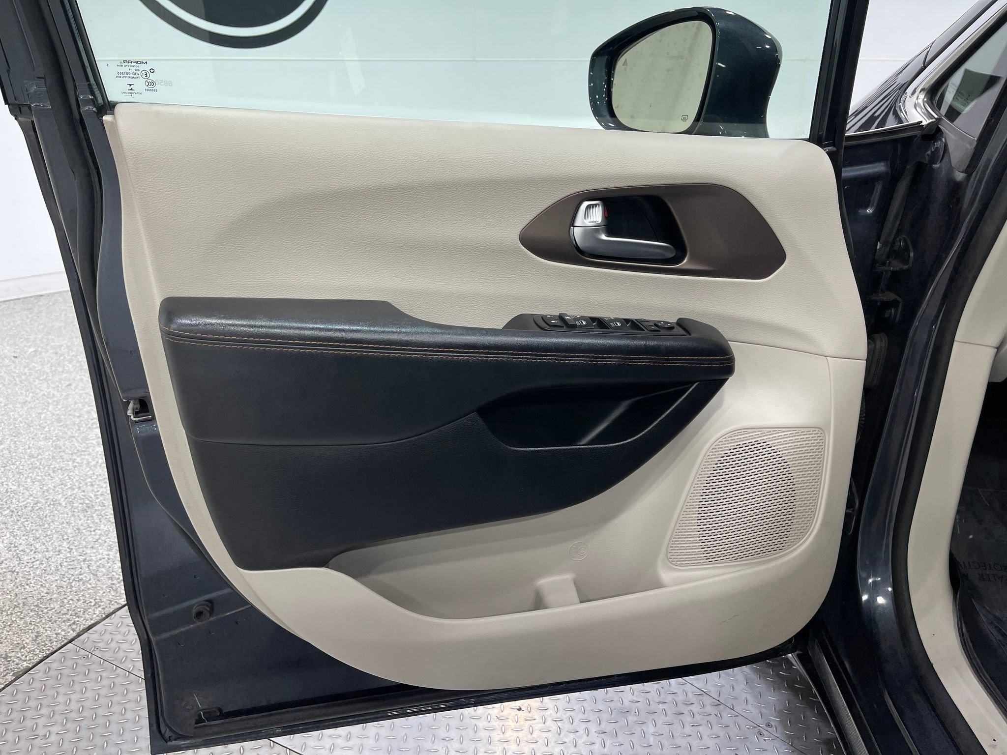 Used 2019 Chrysler Pacifica Touring-L Plus w/ Advanced Safetytec Group FWD image 15