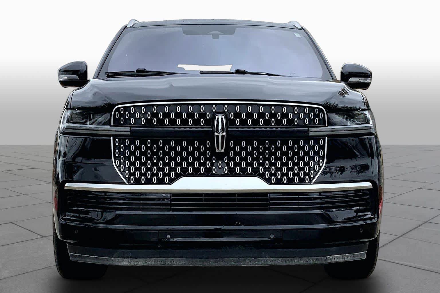 Used 2025 Lincoln Navigator Reserve AWD/4WD image 4