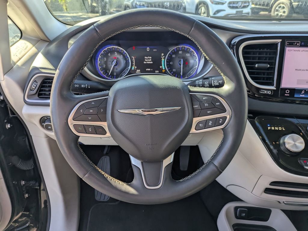 Used 2023 Chrysler Pacifica Touring-L image 18