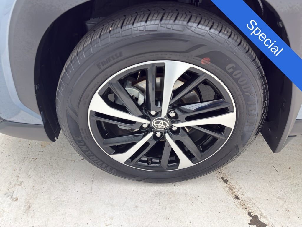 Used 2024 Toyota Corolla Cross XSE w/ Convenience Package image 4