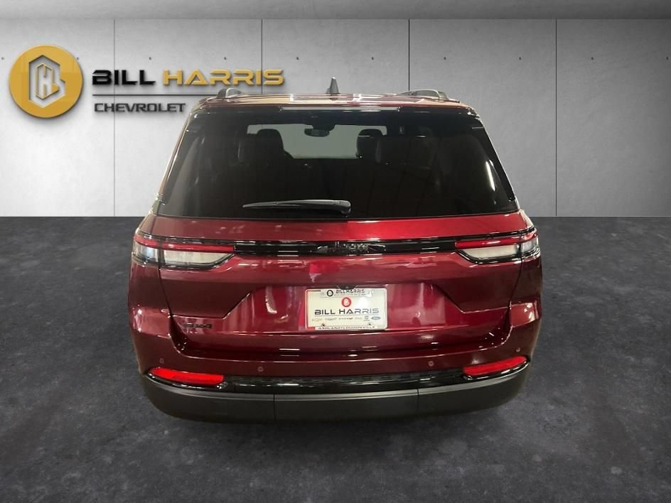 Used 2024 Jeep Grand Cherokee Altitude AWD/4WD image 11