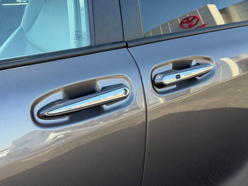 Used 2024 Toyota Sienna XLE image 11