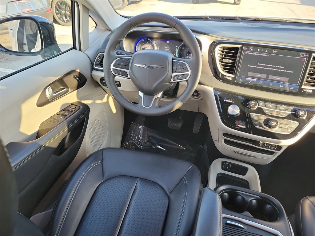 Used 2024 Chrysler Pacifica Touring-L image 11