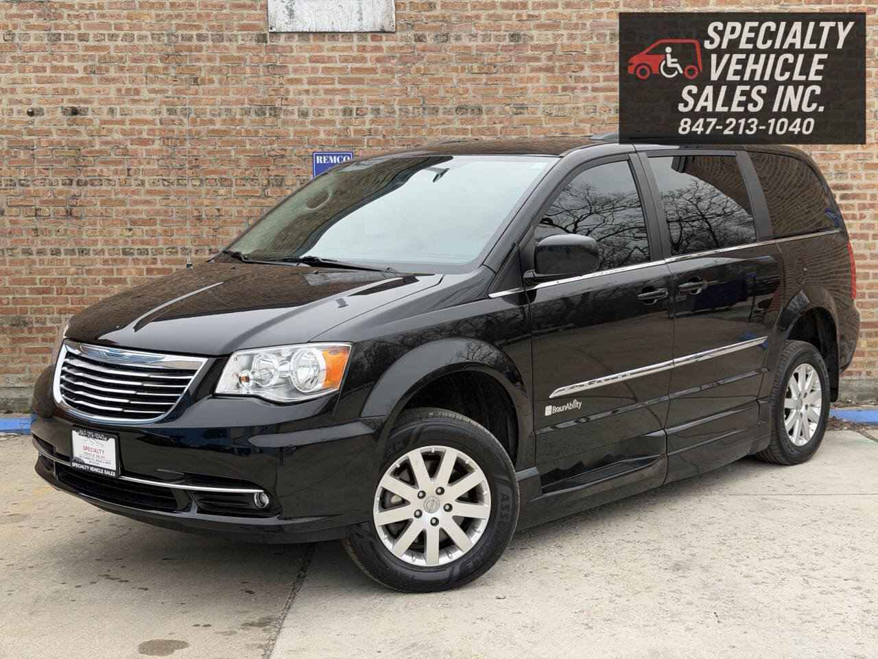 Used 2016 Chrysler Town & Country Touring FWD image 5