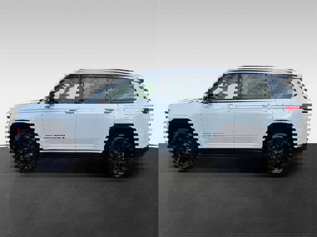 Used 2024 Jeep Grand Cherokee L Laredo image 3