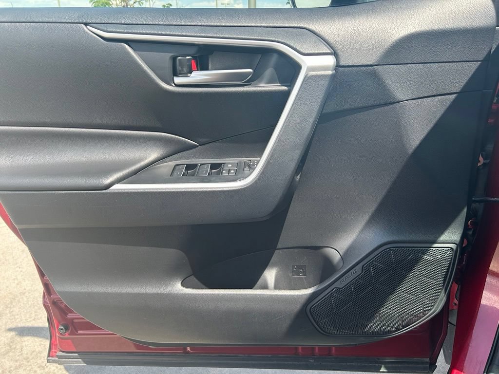 Used 2025 Toyota RAV4 XLE AWD/4WD image 9