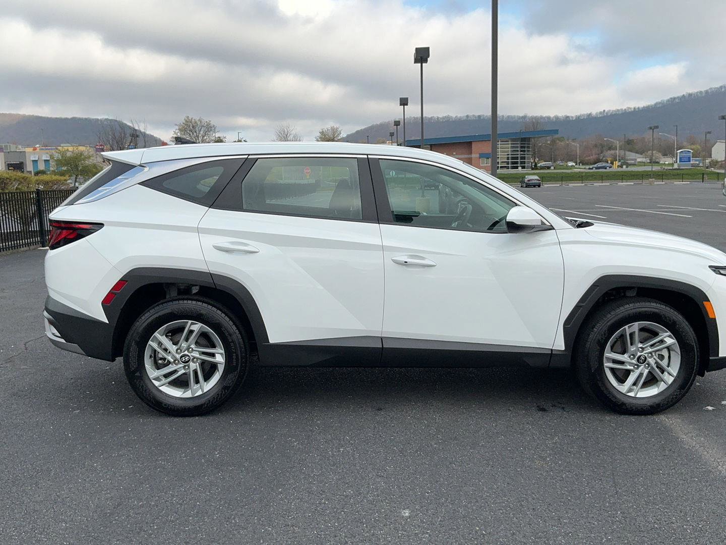 Certified 2025 Hyundai Tucson SE image 4