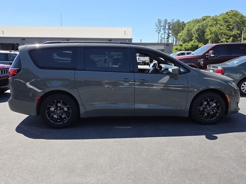 Used 2020 Chrysler Pacifica Touring-L Plus FWD image 16