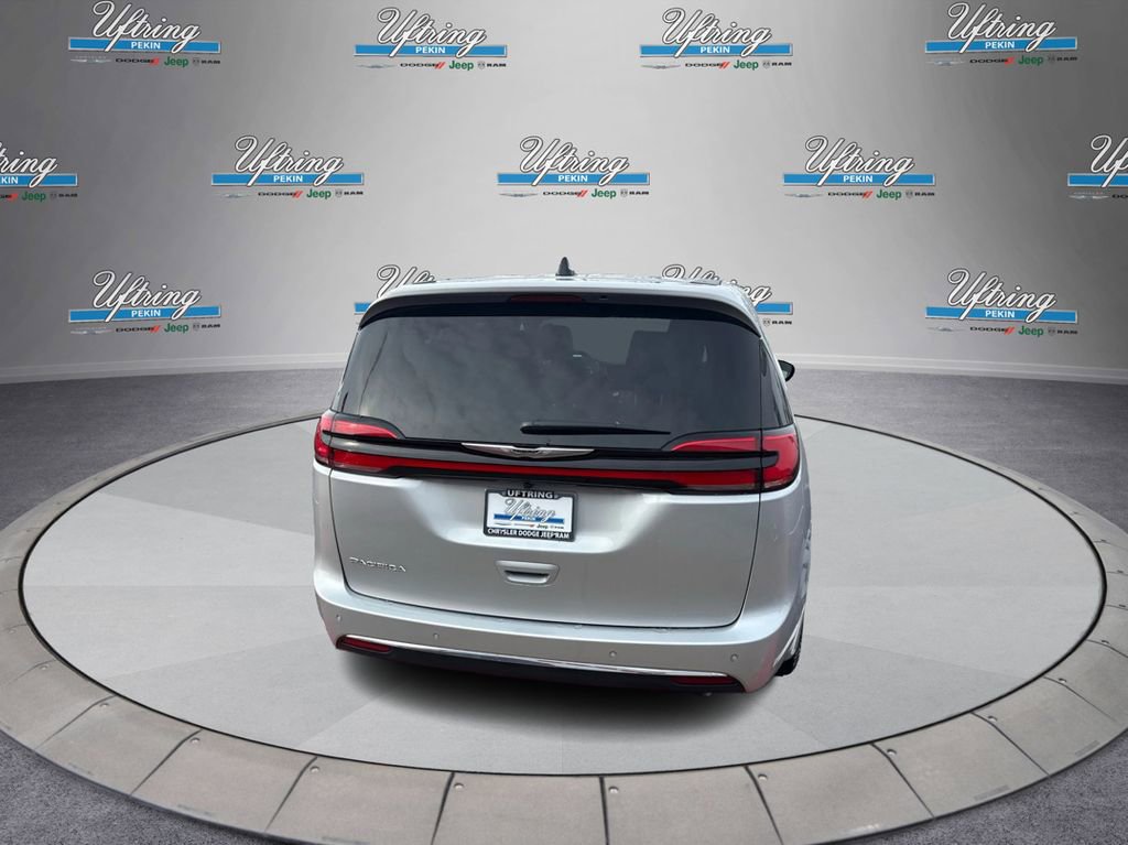 New 2026 Chrysler Pacifica Select image 4