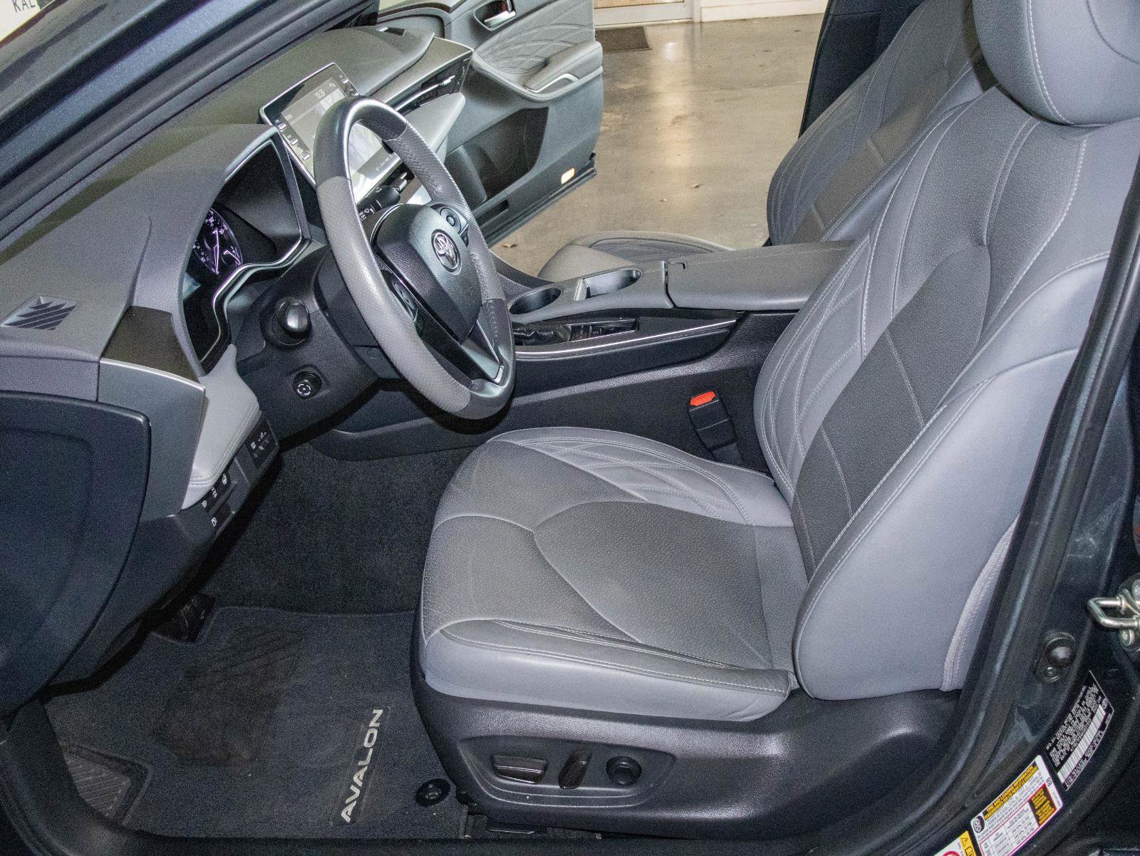 Used 2019 Toyota Avalon Limited image 8