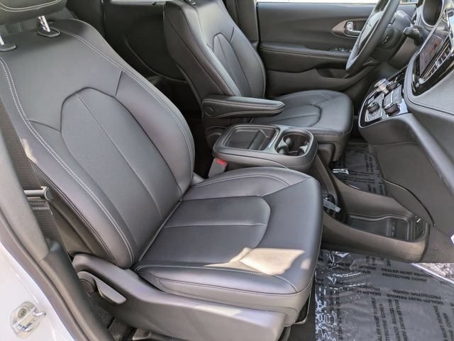New 2027 Chrysler Pacifica Select FWD image 33