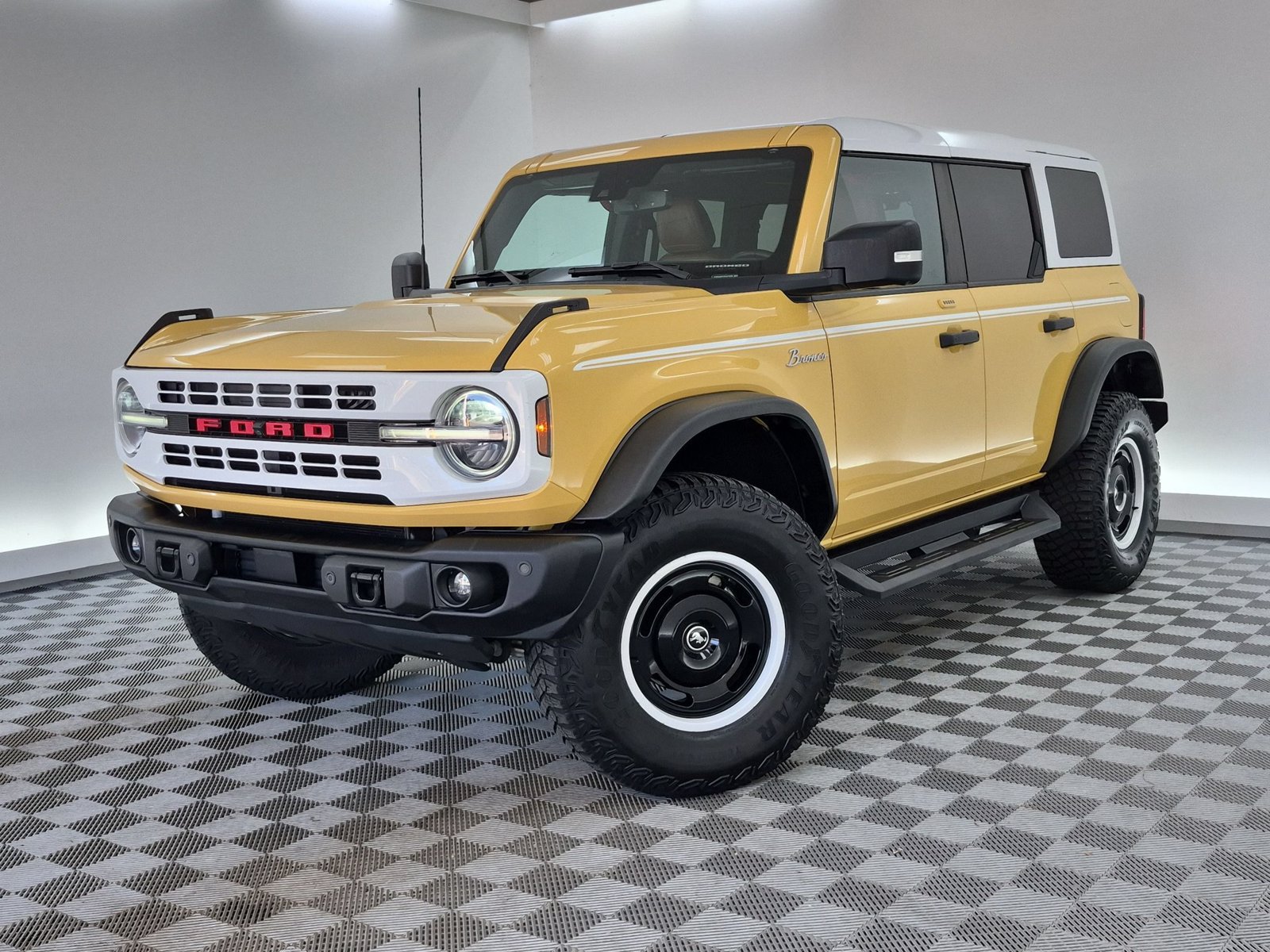 Used 2023 Ford Bronco Heritage Edition AWD/4WD image 1
