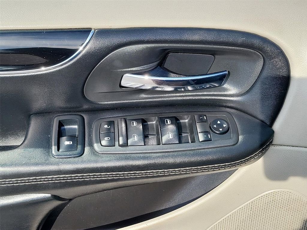 Used 2019 Dodge Grand Caravan SXT image 13