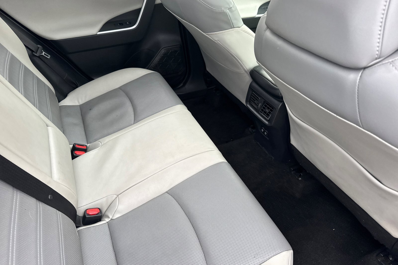 Used 2020 Toyota RAV4 Limited image 18