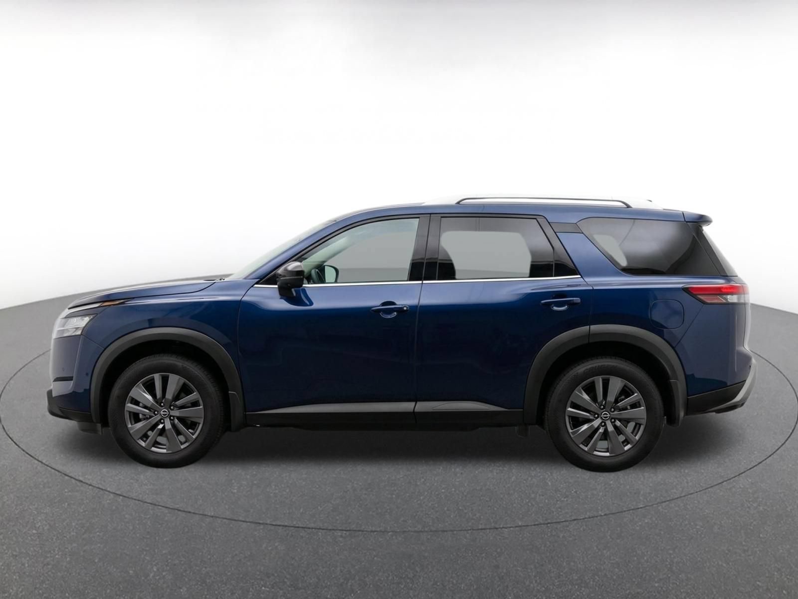 Used 2025 Nissan Pathfinder SV FWD image 4