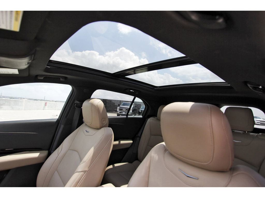 Used 2024 Cadillac XT4 Luxury w/ Cold Weather Package FWD image 29