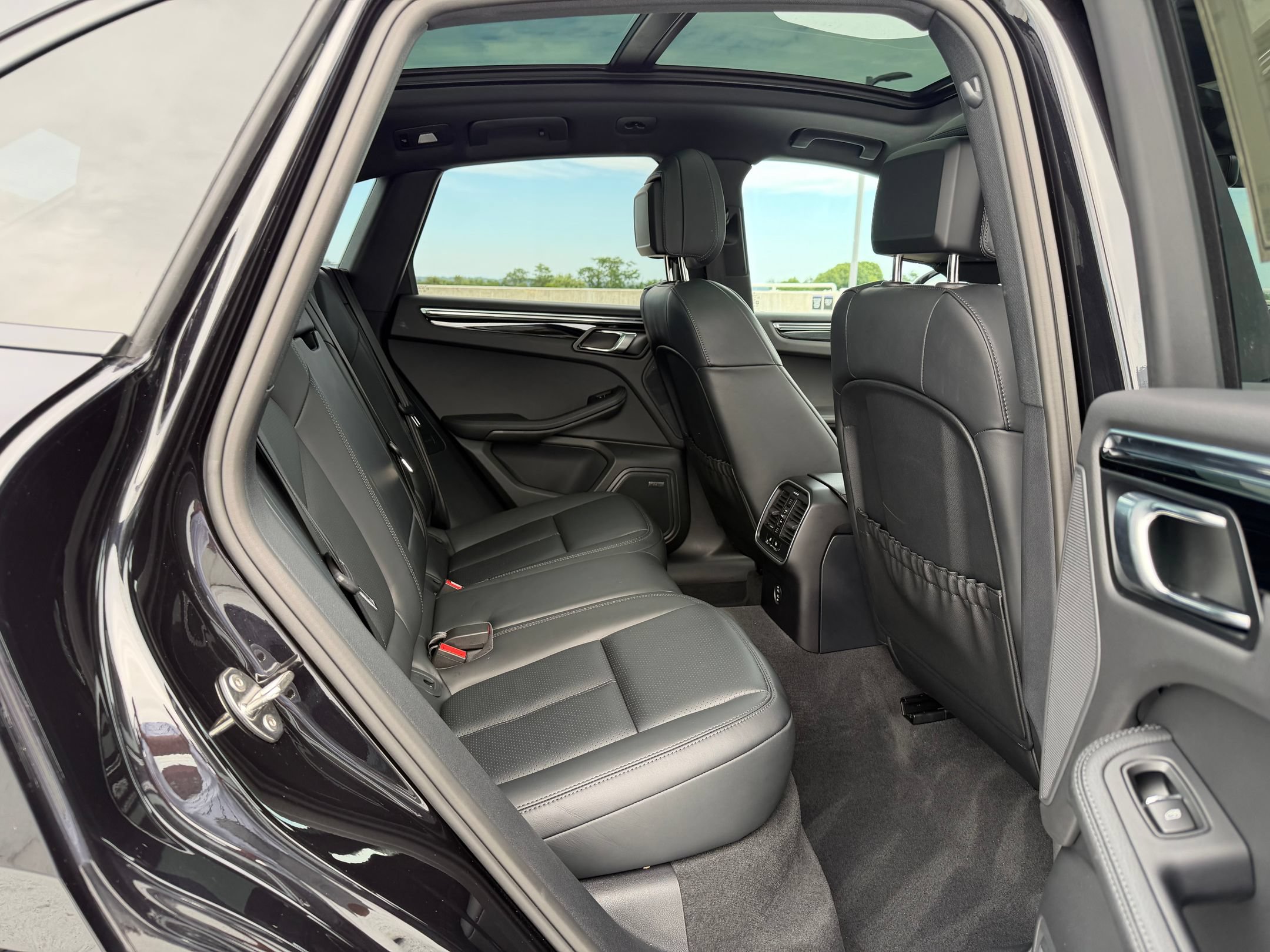 Certified 2026 Porsche Macan AWD/4WD image 28