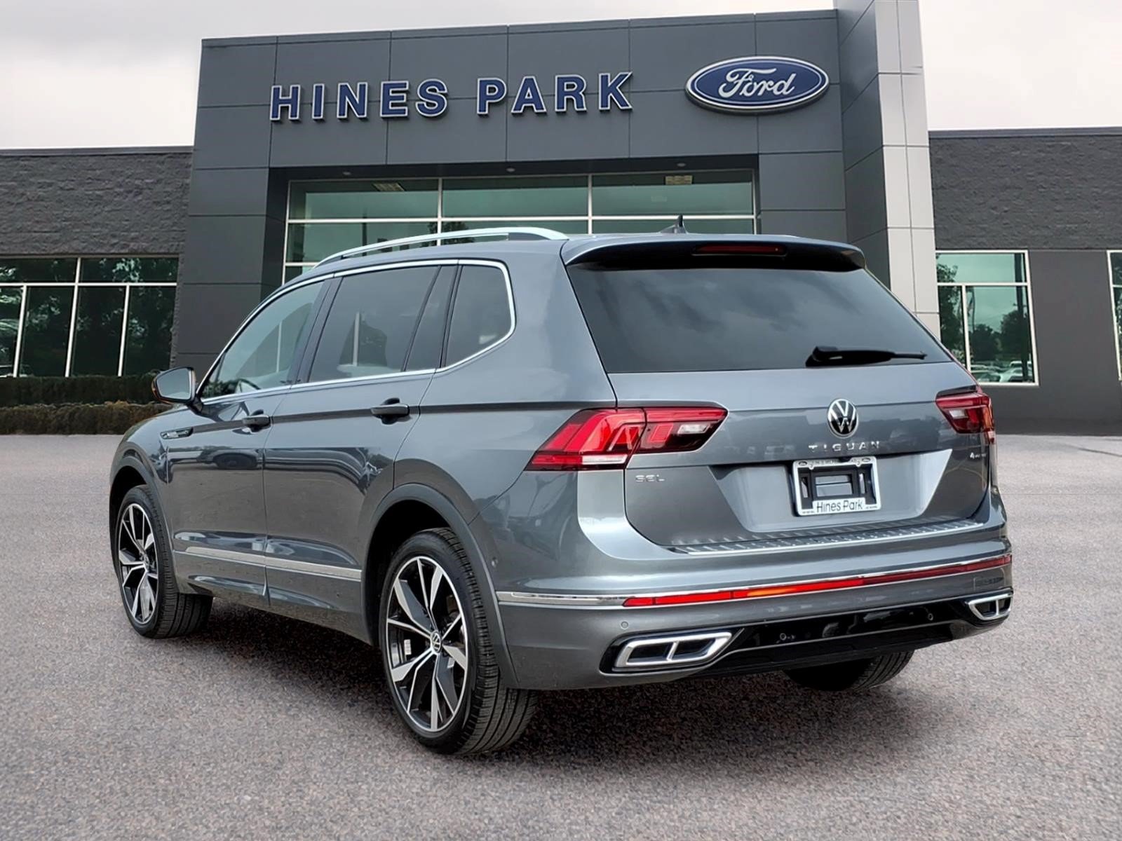 Used 2024 Volkswagen Tiguan SEL R-Line AWD/4WD image 5