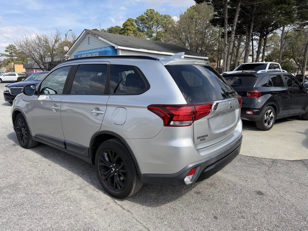 Used 2019 Mitsubishi Outlander LE image 4