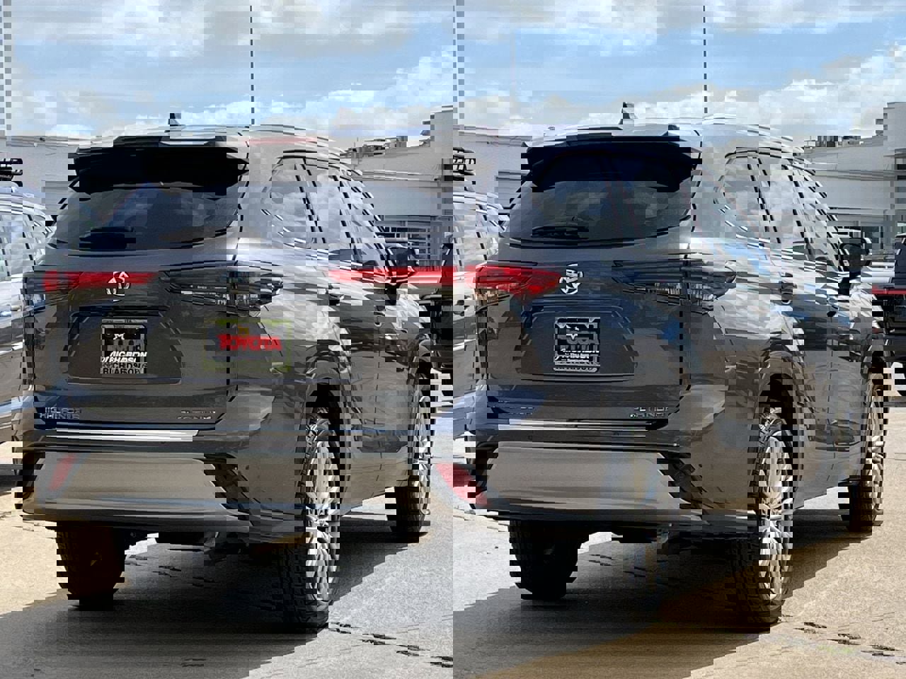 Used 2022 Toyota Highlander Platinum image 4