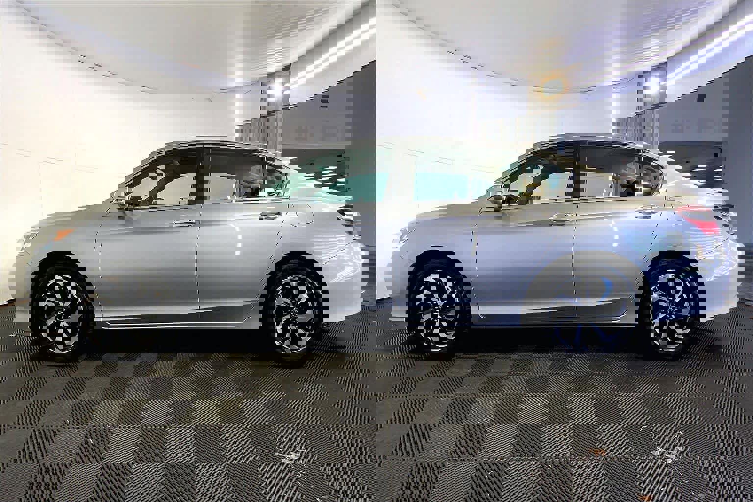 Used 2017 Honda Accord EX-L image 2