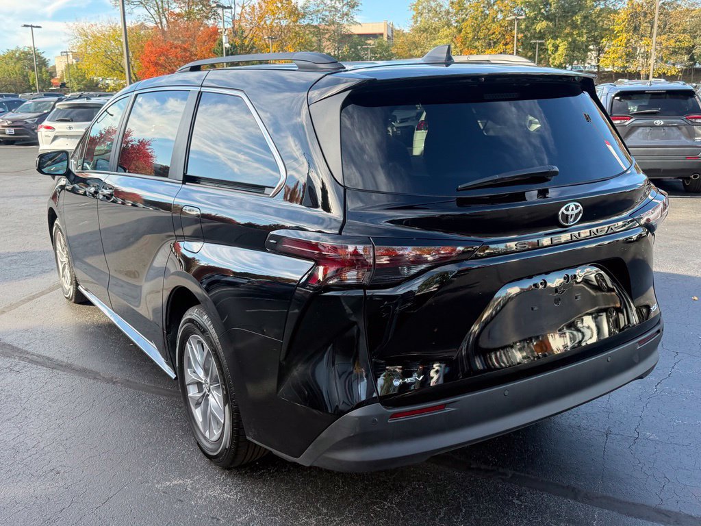 Used 2026 Toyota Sienna XLE FWD image 5
