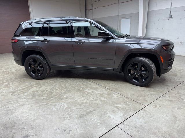 Used 2023 Jeep Grand Cherokee Altitude image 6