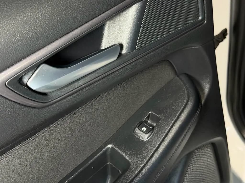 Used 2018 Ford Edge SE FWD image 17