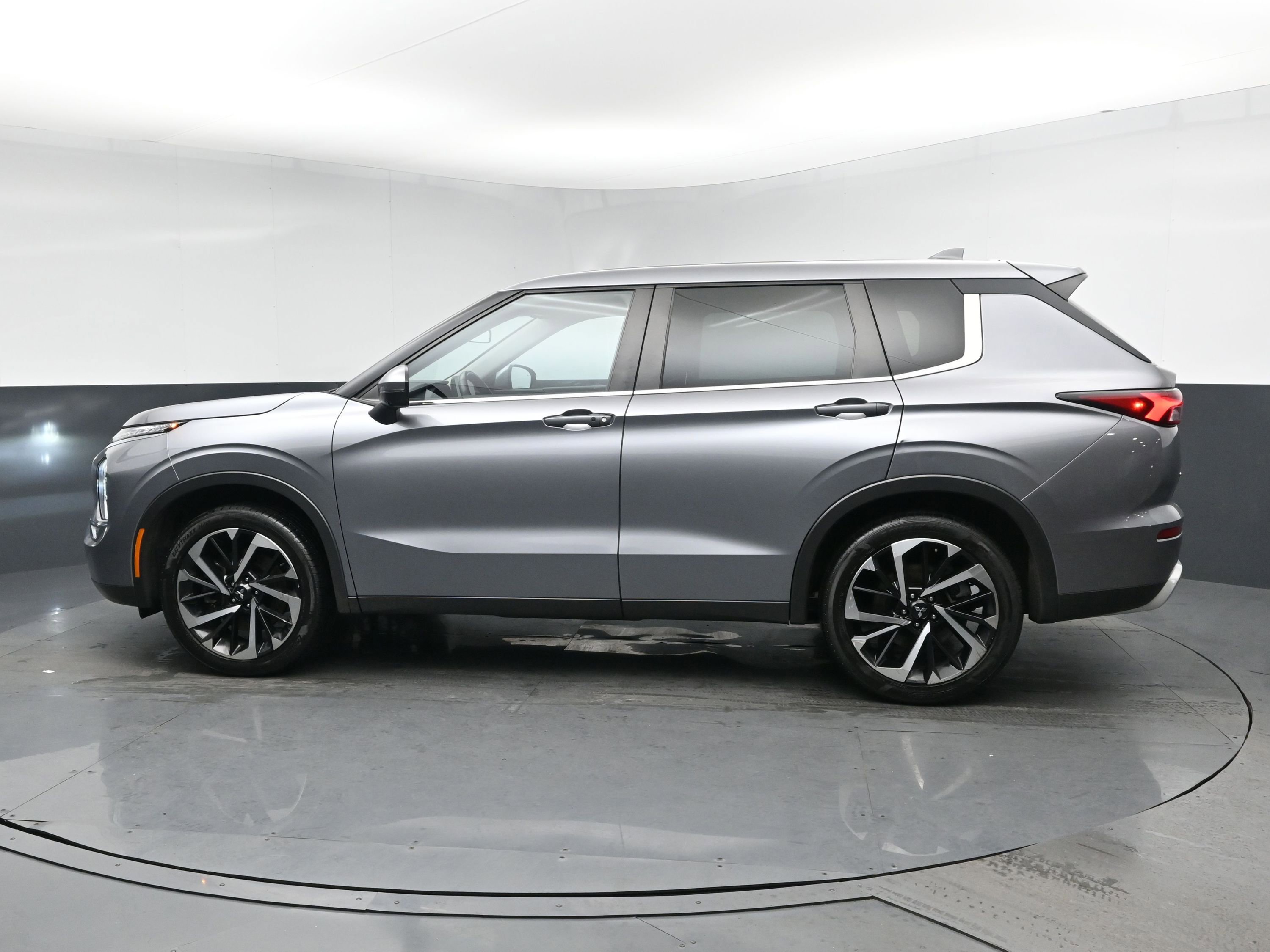 Used 2022 Mitsubishi Outlander SE image 4