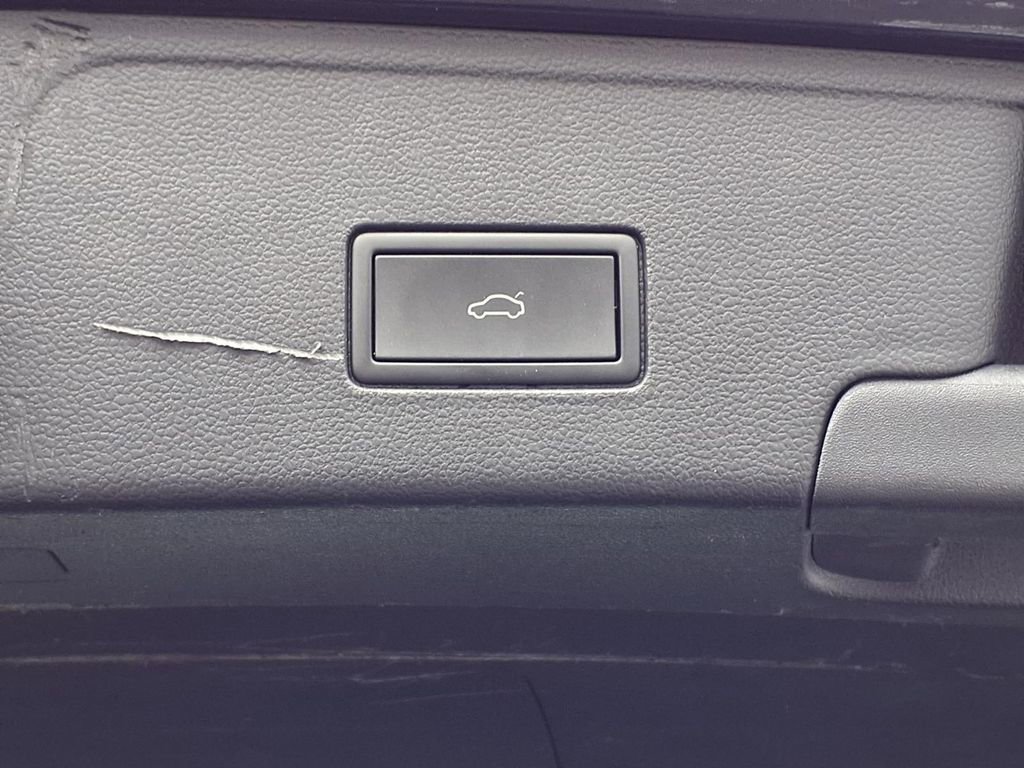 Used 2025 Volkswagen Atlas Cross Sport SE image 18