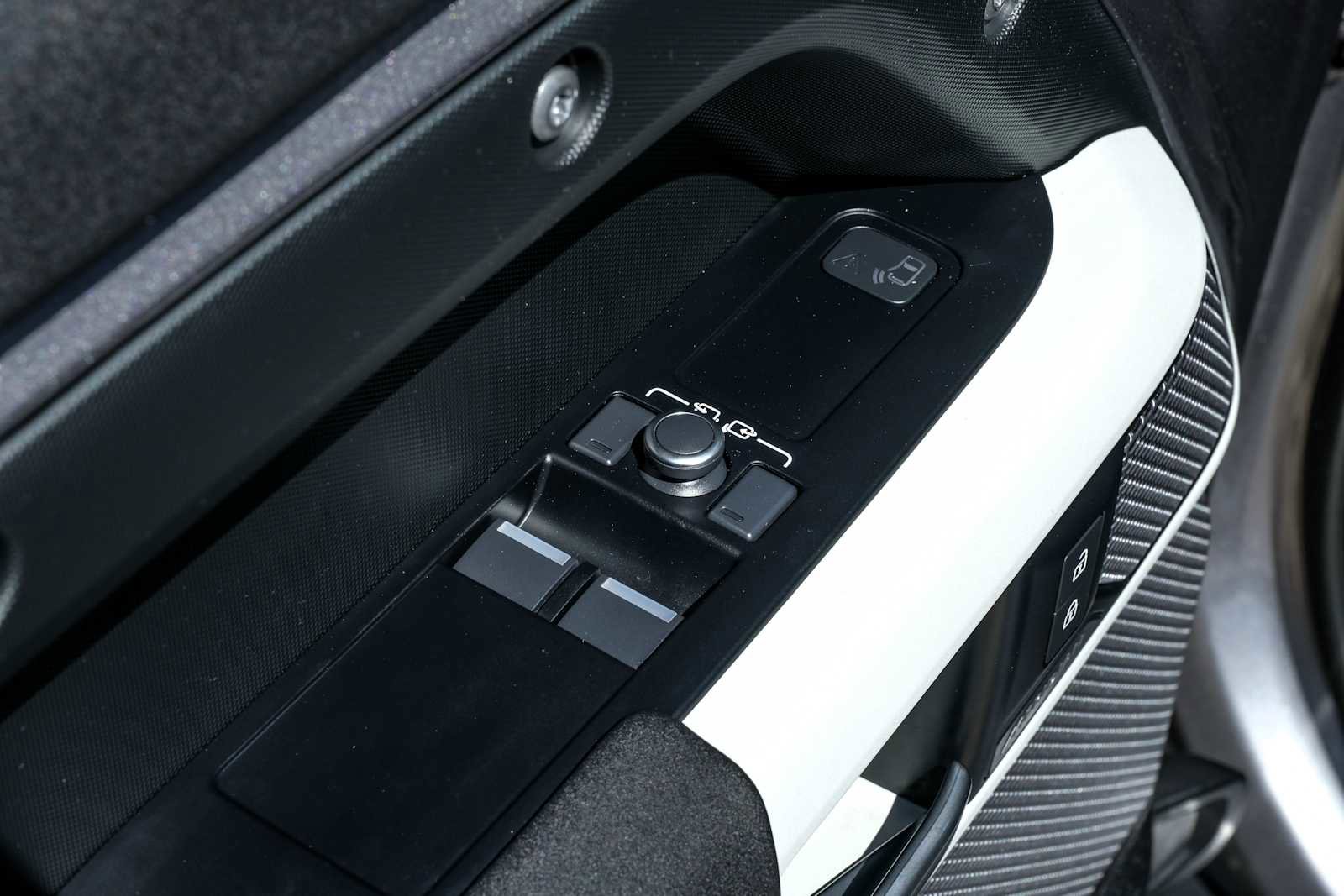 Used 2022 Land Rover Defender 90 image 39