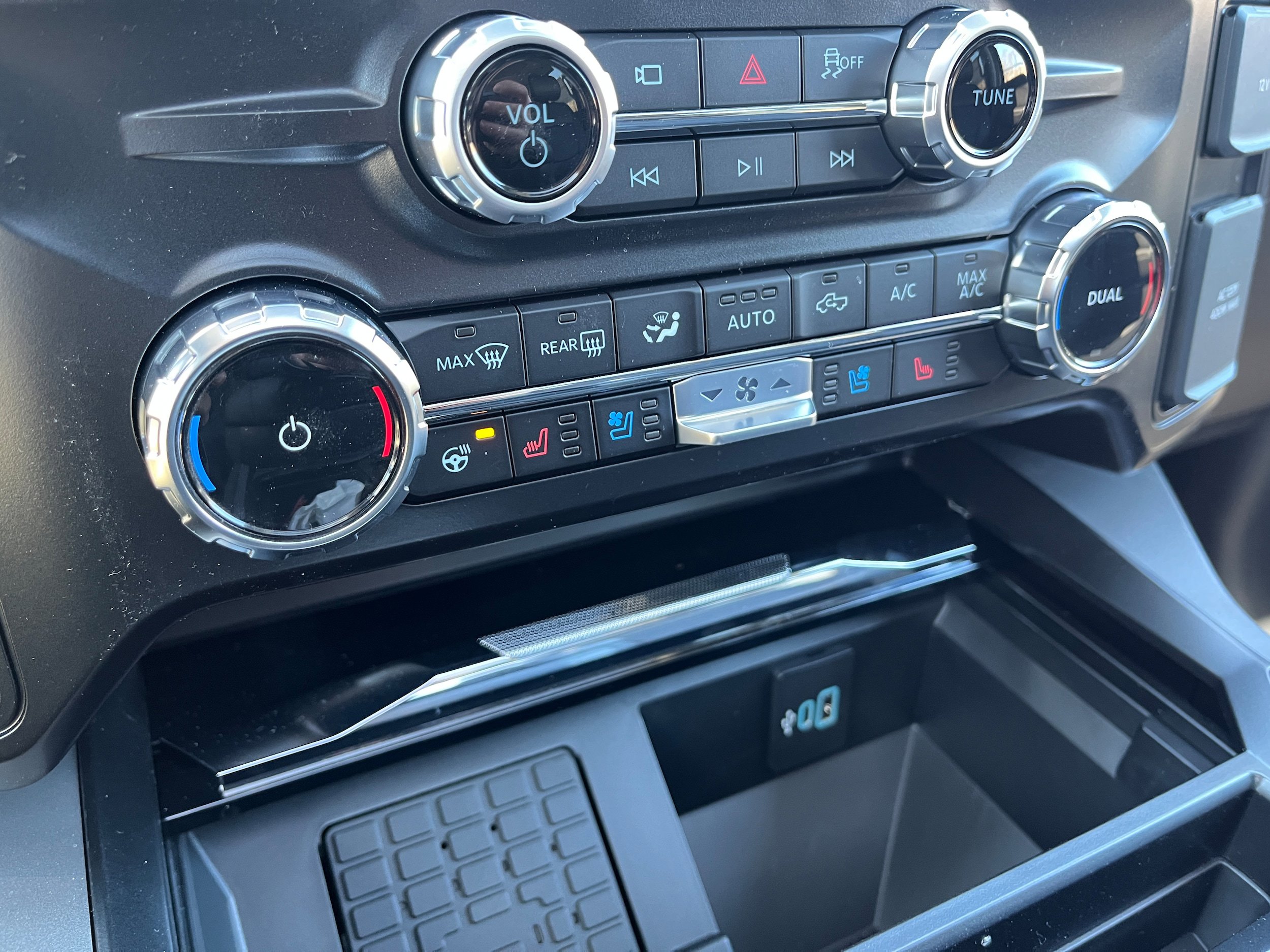 New 2026 Ford F350 Lariat w/ Black Appearance Package image 16