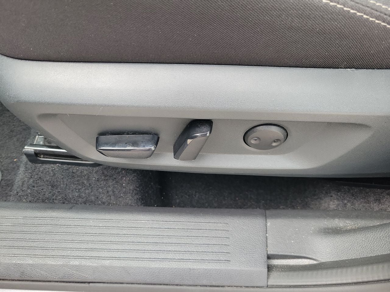 Used 2025 Nissan Rogue SV FWD image 17